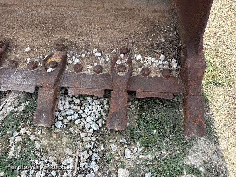 image for item DO2318 Caterpillar track loader bucket