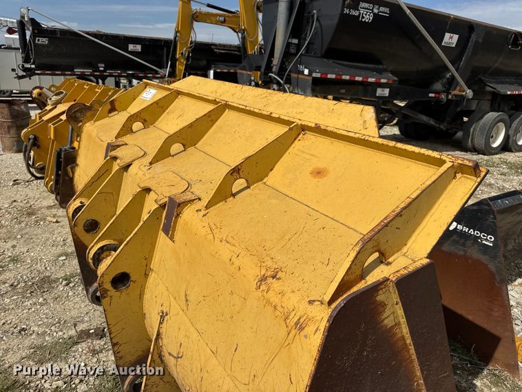 image for item DO2318 Caterpillar track loader bucket