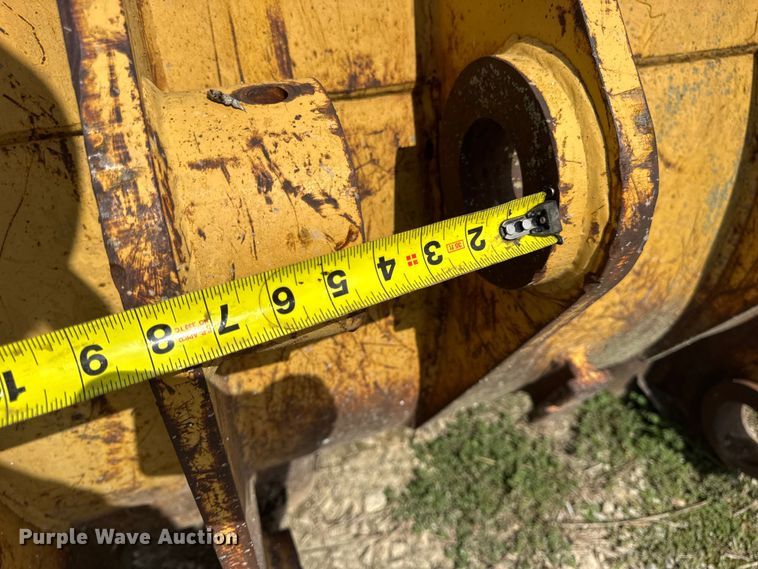 image for item DO2318 Caterpillar track loader bucket