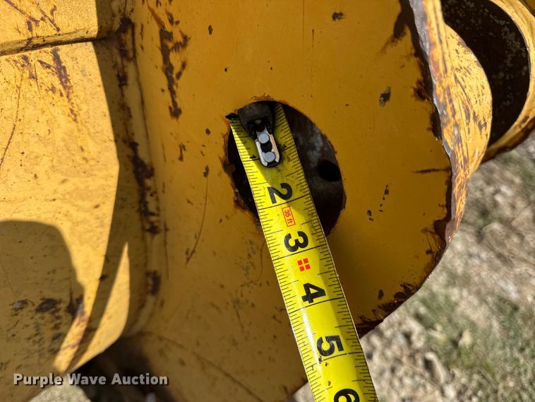 image for item DO2318 Caterpillar track loader bucket