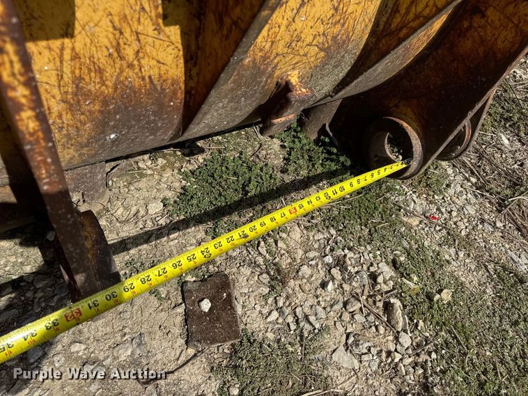 image for item DO2318 Caterpillar track loader bucket