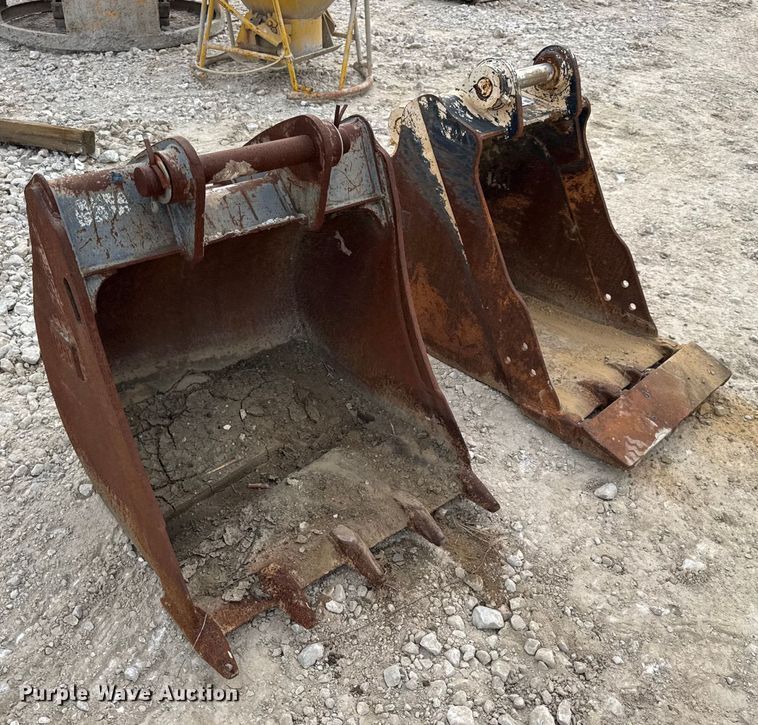 image for item DO2345 (2) Caterpillar excavator buckets