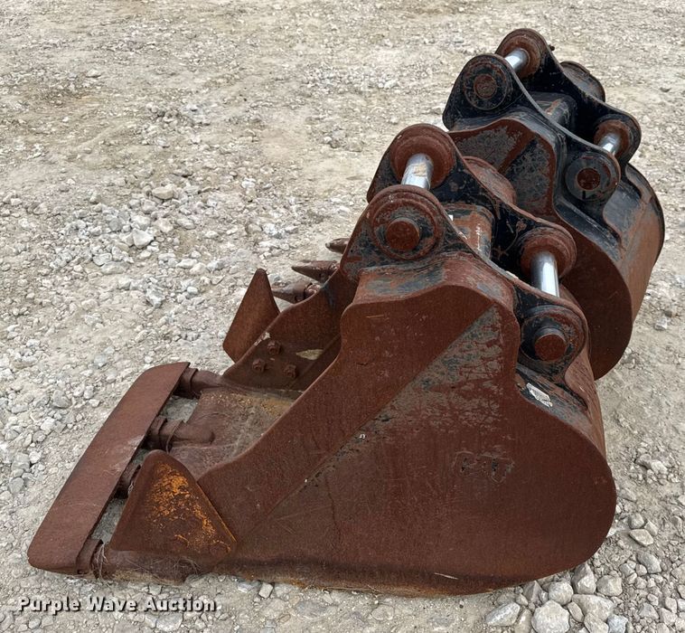 image for item DO2346 (2) Caterpillar excavator buckets