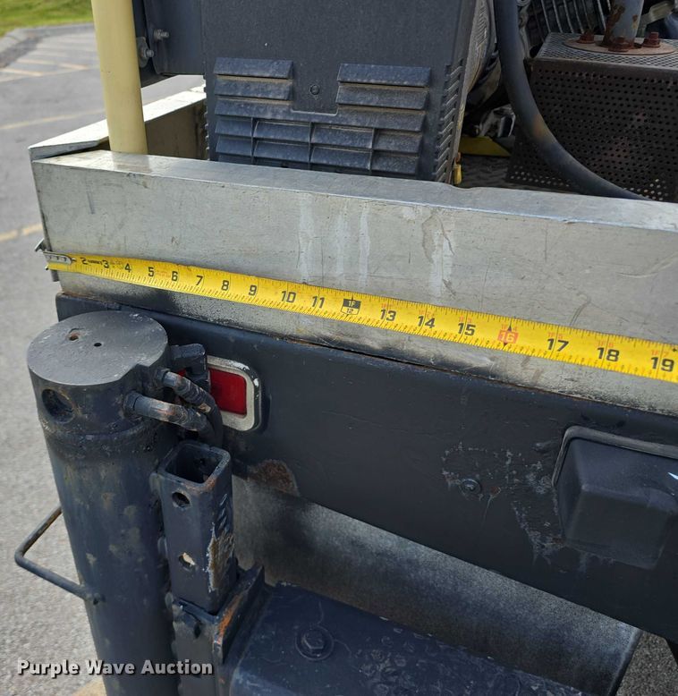 image for item DP8840 2005 Chevrolet 3500 Ext. Cab utility / service truck