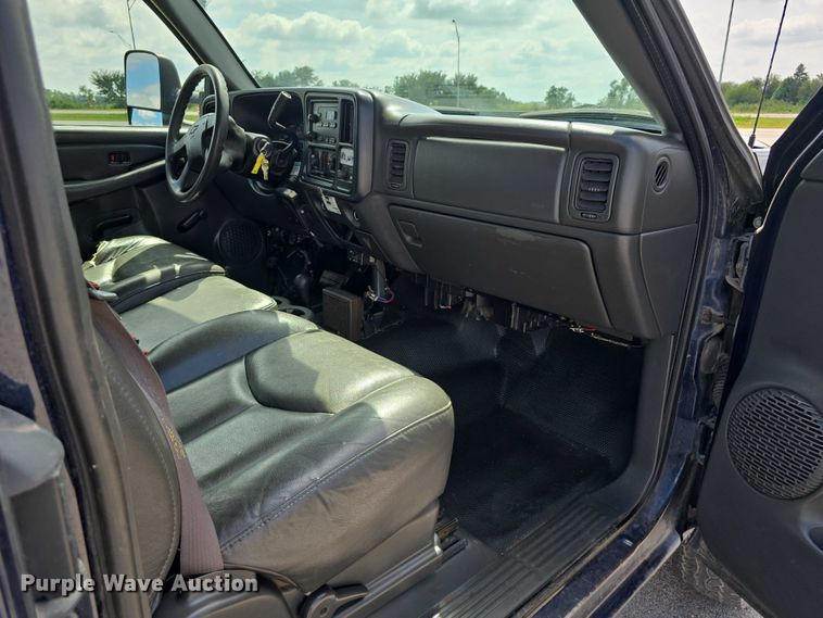 image for item DP8840 2005 Chevrolet 3500 Ext. Cab utility / service truck