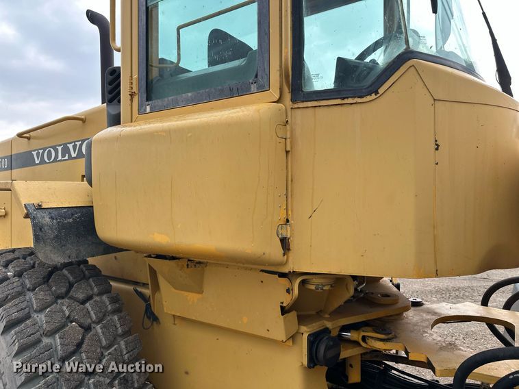 image for item DT6377 2001 Volvo L70D wheel loader