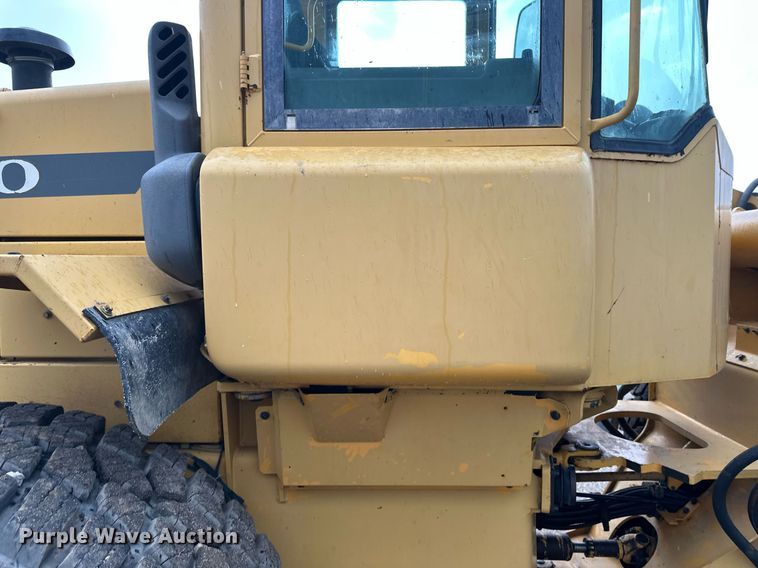 image for item DT6377 2001 Volvo L70D wheel loader