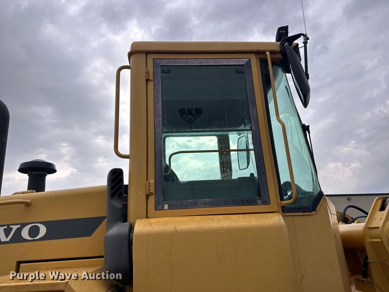 image for item DT6377 2001 Volvo L70D wheel loader