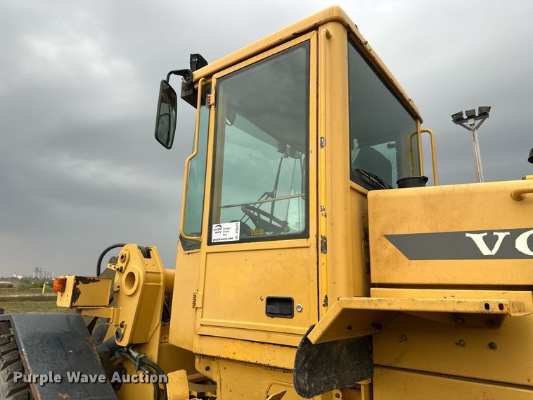 image for item DT6377 2001 Volvo L70D wheel loader