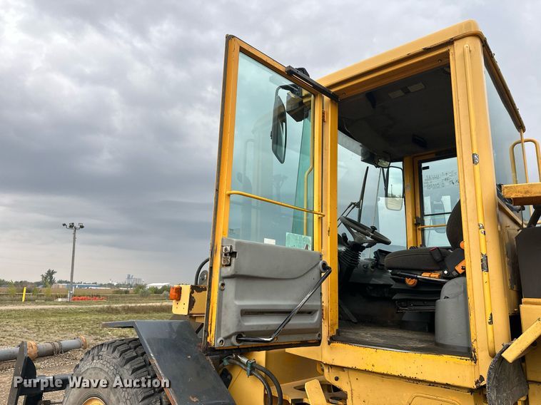 image for item DT6377 2001 Volvo L70D wheel loader