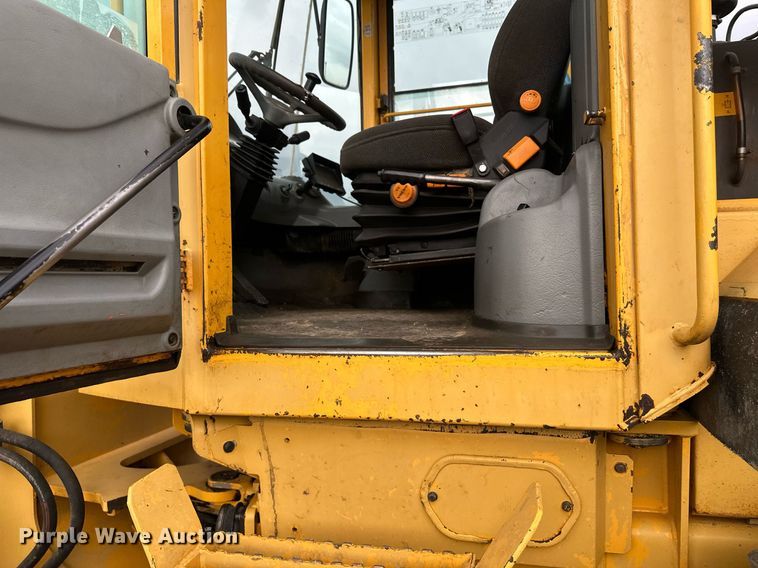 image for item DT6377 2001 Volvo L70D wheel loader