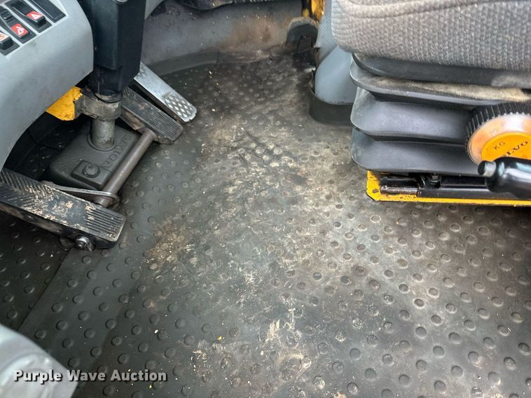 image for item DT6377 2001 Volvo L70D wheel loader