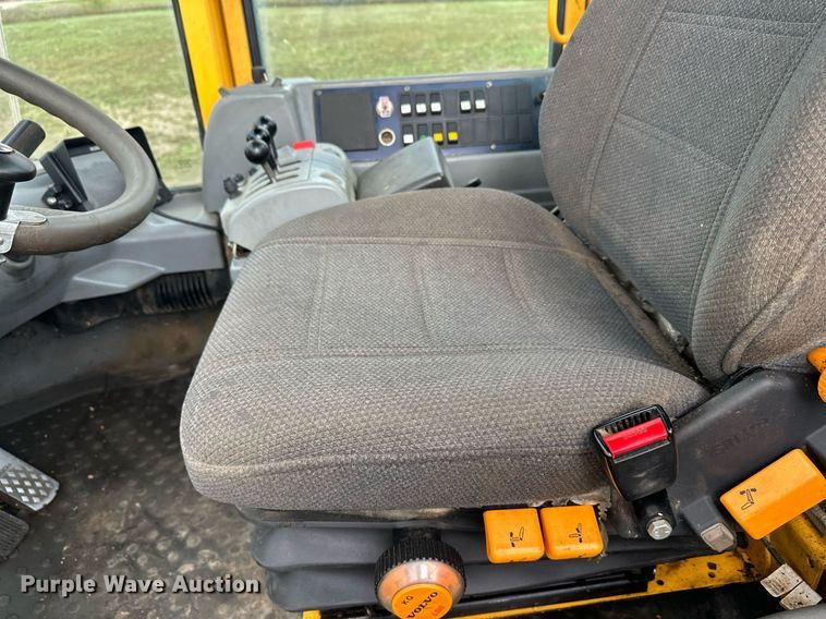 image for item DT6377 2001 Volvo L70D wheel loader