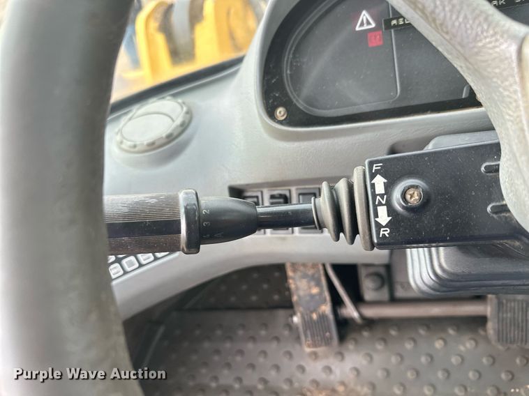 image for item DT6377 2001 Volvo L70D wheel loader