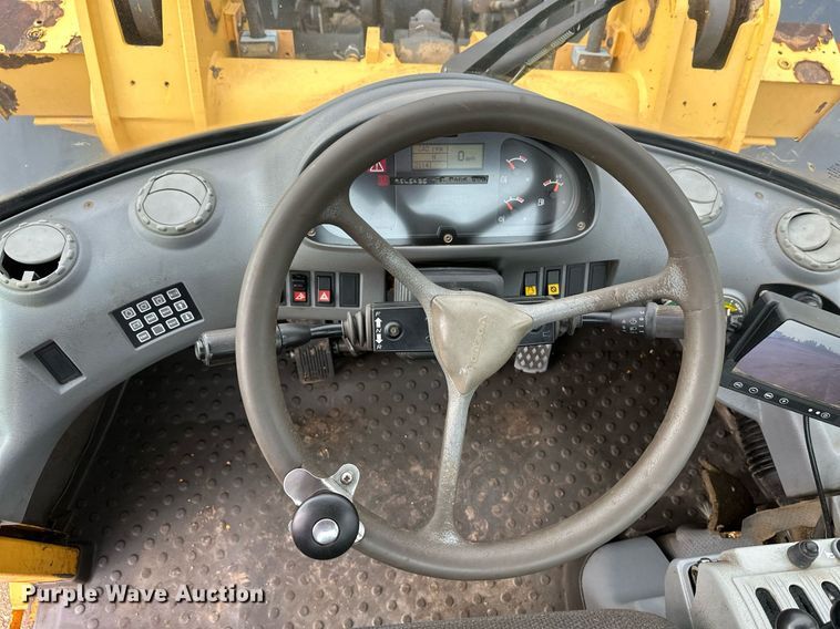 image for item DT6377 2001 Volvo L70D wheel loader