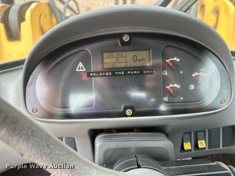 image for item DT6377 2001 Volvo L70D wheel loader