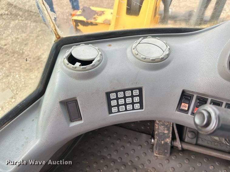 image for item DT6377 2001 Volvo L70D wheel loader