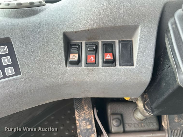 image for item DT6377 2001 Volvo L70D wheel loader