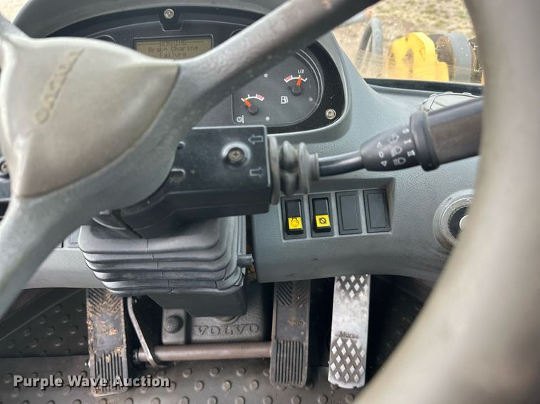 image for item DT6377 2001 Volvo L70D wheel loader