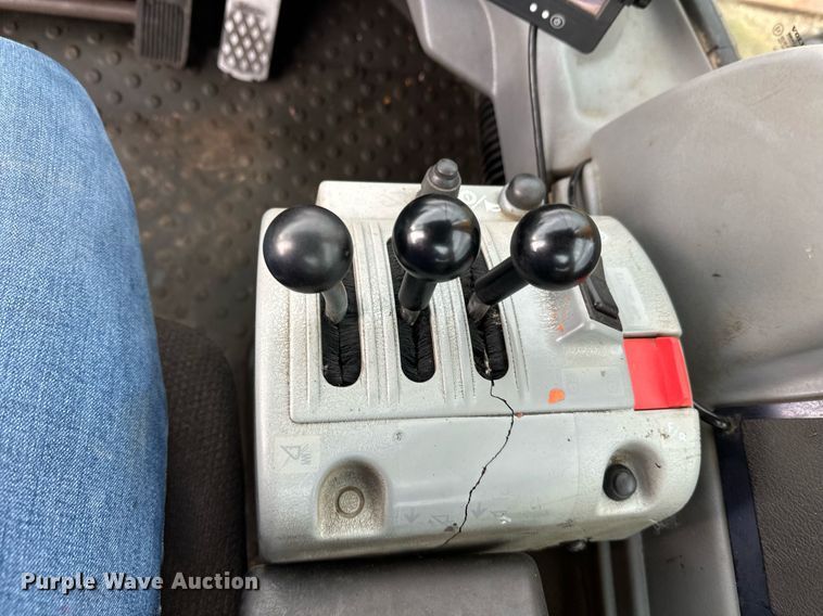 image for item DT6377 2001 Volvo L70D wheel loader