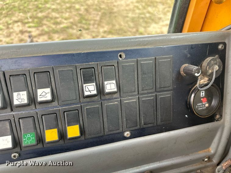 image for item DT6377 2001 Volvo L70D wheel loader