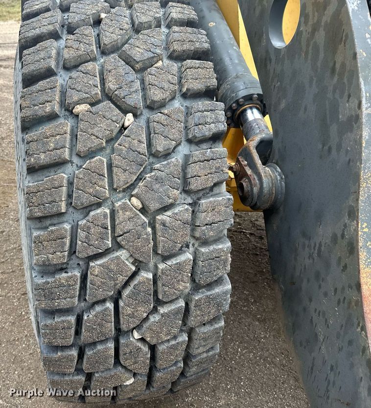 image for item DT6377 2001 Volvo L70D wheel loader