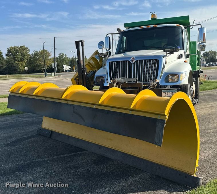 image for item DT6381 2003 International 7400 dump truck
