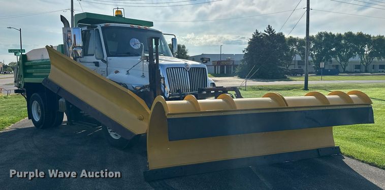 image for item DT6381 2003 International 7400 dump truck