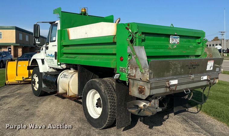 image for item DT6381 2003 International 7400 dump truck