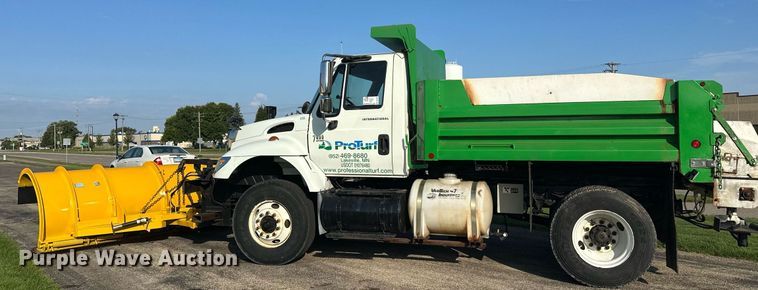 image for item DT6381 2003 International 7400 dump truck