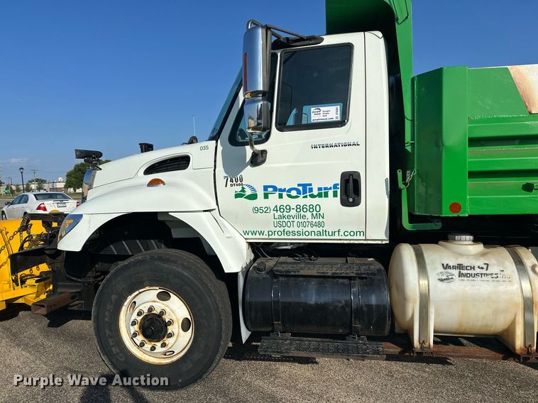 image for item DT6381 2003 International 7400 dump truck