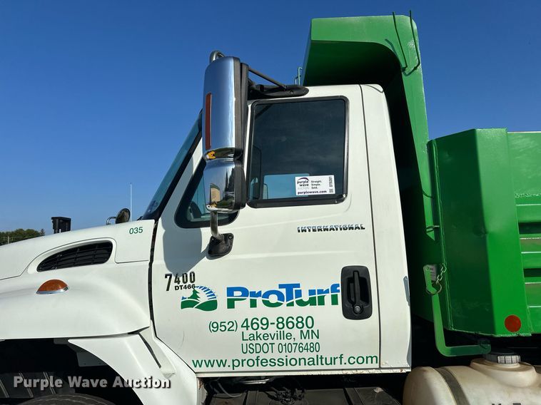 image for item DT6381 2003 International 7400 dump truck