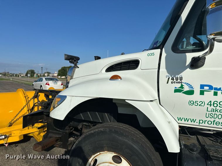 image for item DT6381 2003 International 7400 dump truck