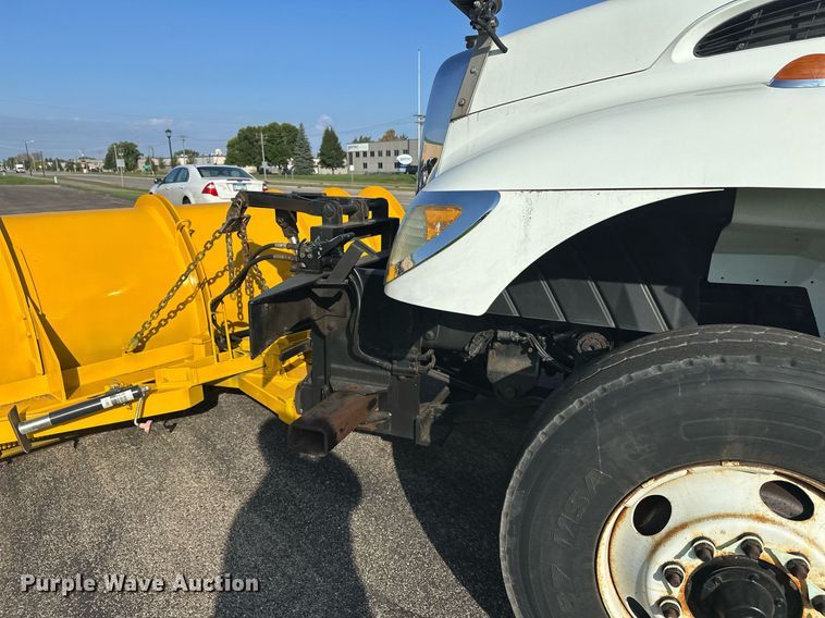 image for item DT6381 2003 International 7400 dump truck