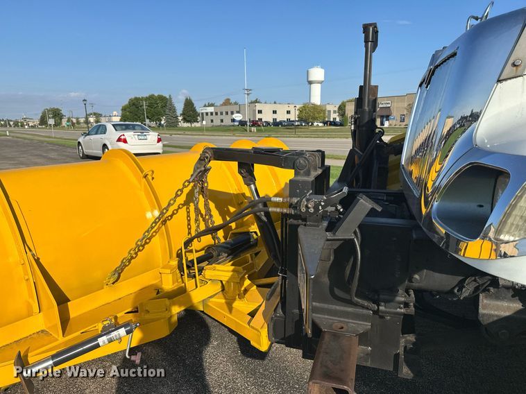 image for item DT6381 2003 International 7400 dump truck