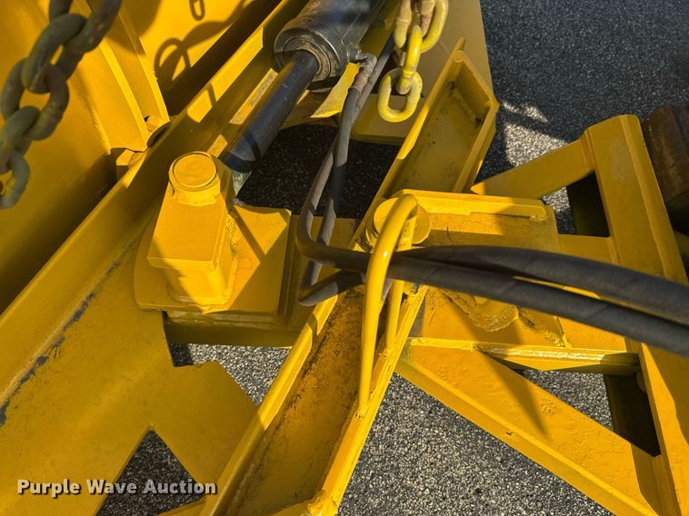 image for item DT6381 2003 International 7400 dump truck