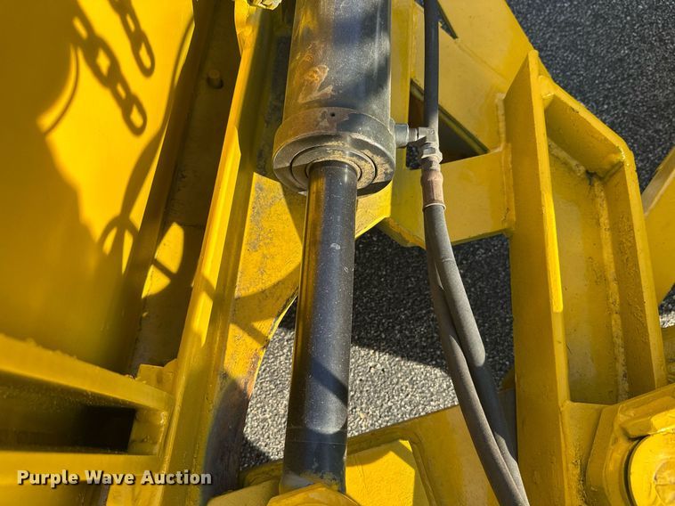 image for item DT6381 2003 International 7400 dump truck