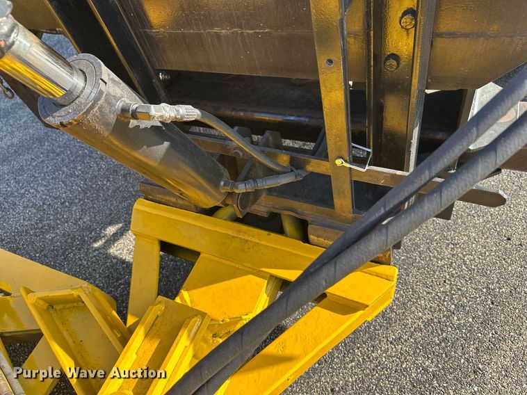 image for item DT6381 2003 International 7400 dump truck