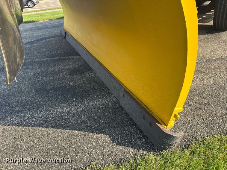 image for item DT6381 2003 International 7400 dump truck