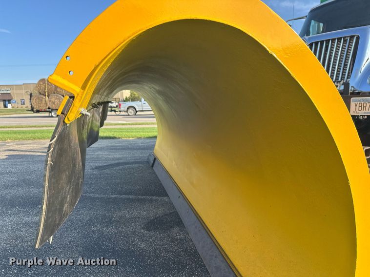 image for item DT6381 2003 International 7400 dump truck