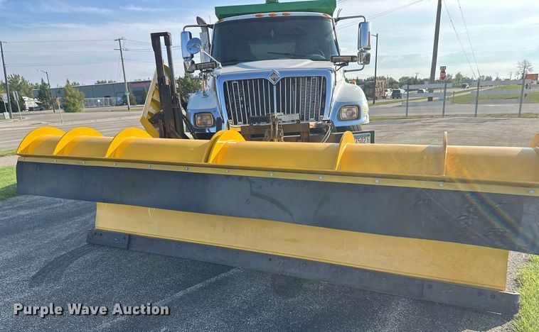 image for item DT6381 2003 International 7400 dump truck