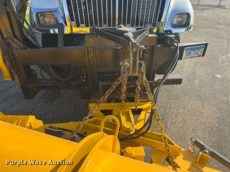 image for item DT6381 2003 International 7400 dump truck