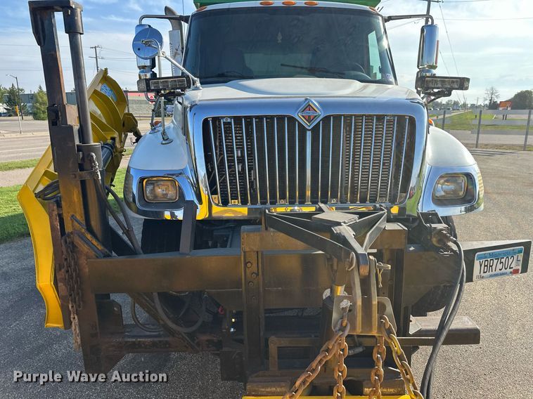 image for item DT6381 2003 International 7400 dump truck