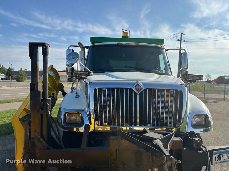 image for item DT6381 2003 International 7400 dump truck