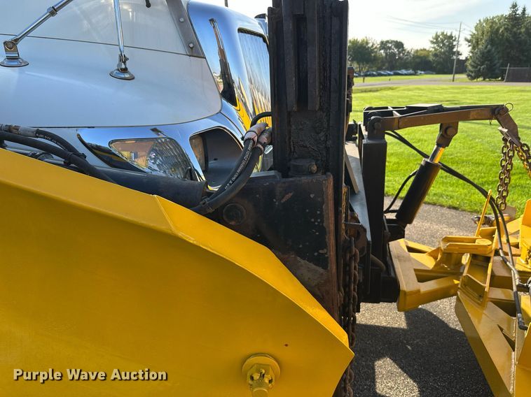 image for item DT6381 2003 International 7400 dump truck