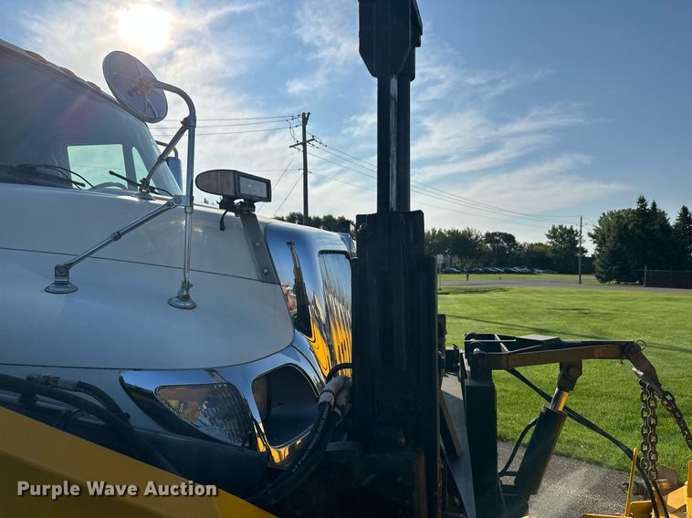 image for item DT6381 2003 International 7400 dump truck