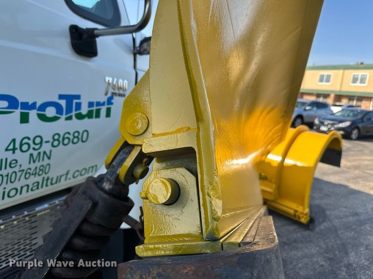 image for item DT6381 2003 International 7400 dump truck