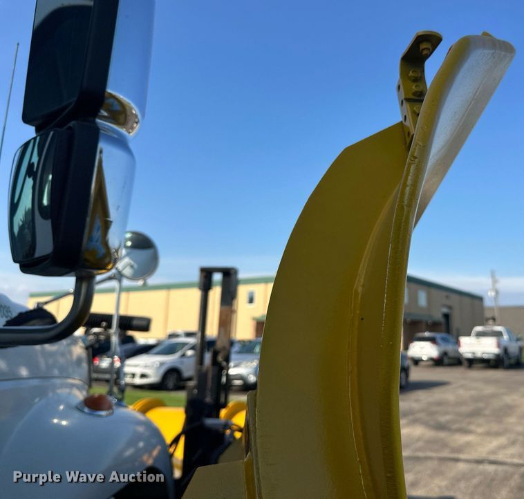 image for item DT6381 2003 International 7400 dump truck