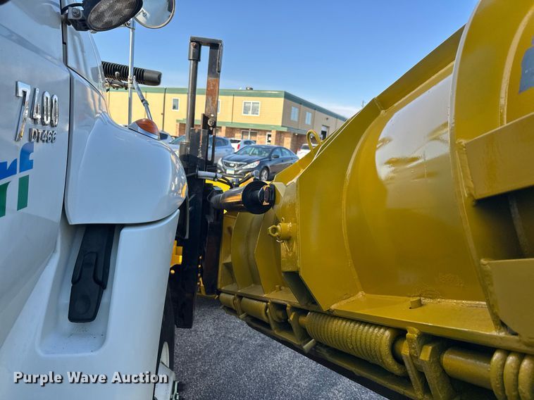 image for item DT6381 2003 International 7400 dump truck