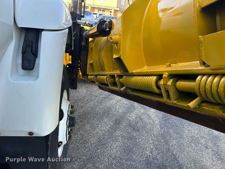 image for item DT6381 2003 International 7400 dump truck